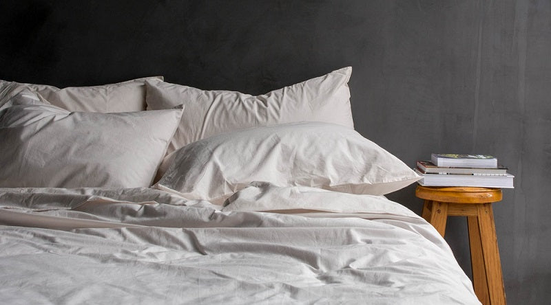 How to create a minimalist bedroom